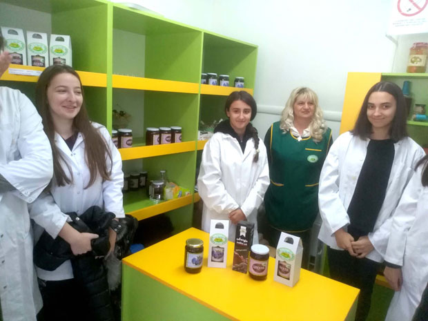 ВРЕДНО УЧЕ, РАДЕ, АЛИ И ПРОИЗВОДЕ: Ђаци праве органске џемове